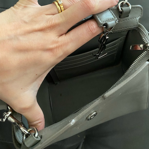 SAINT LAURENT
Calfskin Monogram Toy Cabas Grey - Picture 3 of 6